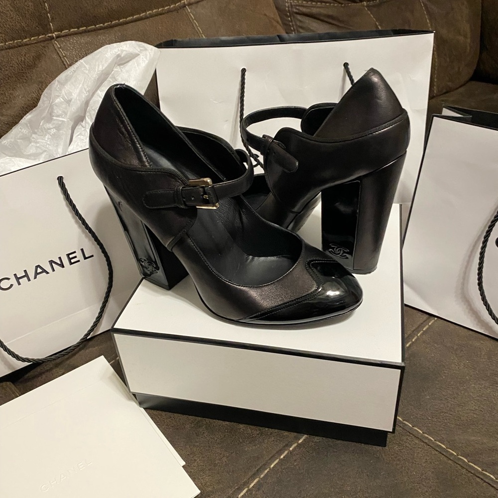 CHANEL New Vintage ladies 1950’s design double tone side strap black heels